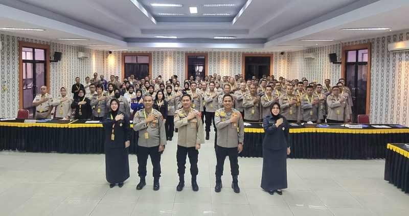 Kepala Biro Sumber Daya Manusia (Karo SDM) Polda Jambi Kombes Pol Maulana Hamdan Buka Pelatihan Peningkatan Kemampuan Konselor Lingkup Polda Jambi Tahun 2024. [FOTO : HMS/Viryzha]