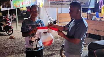 BPABB kabupaten Batang Hari bersama Dit Intelkam Polda Jambi memberikan bendera merah putih kepada pengemudi angkutan